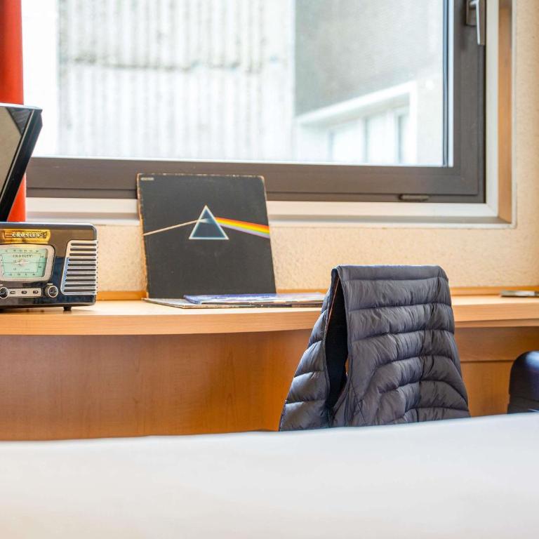 ibis Paris 17 Clichy-Batignolles - Chambre Double Standard avec 1 Lit Double et 1 Lit Simple Lit - Non-Fumeurs - 4