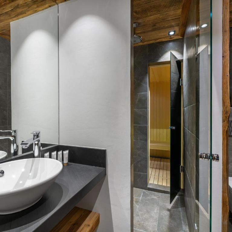 Appartement de luxe avec sauna et terrasse au centre de Val d'Isère - Four-Bedroom Apartment - 14