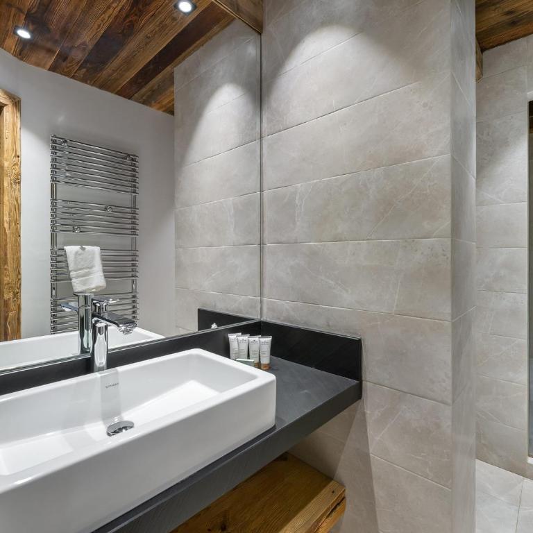 Appartement de luxe avec sauna et terrasse au centre de Val d'Isère - Four-Bedroom Apartment - 15