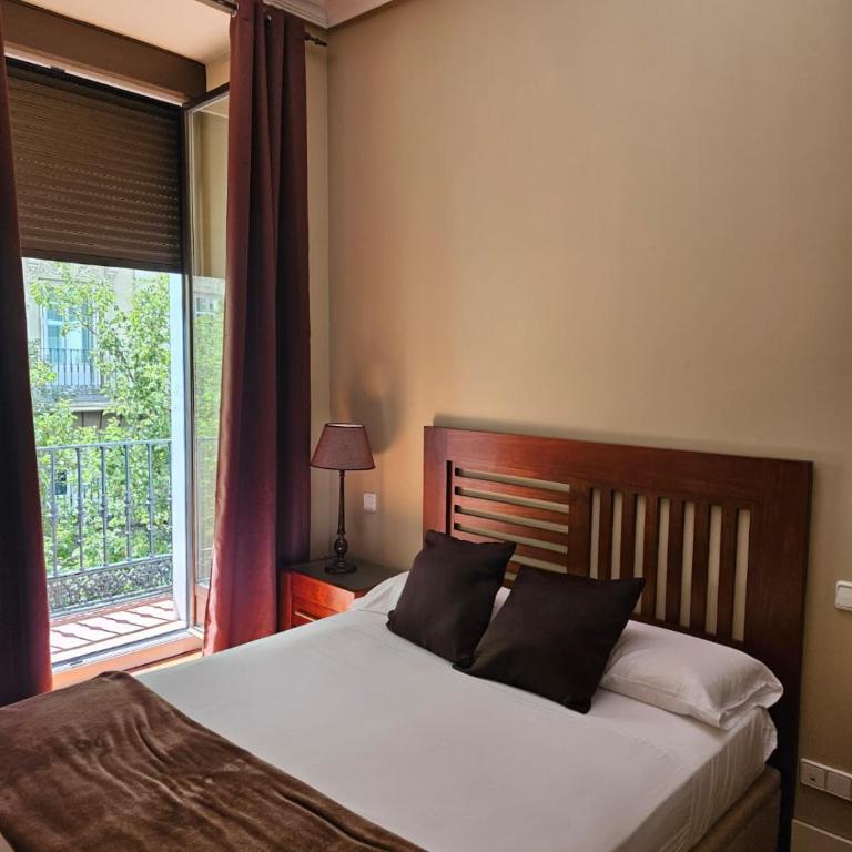 Hostal Arenal Madrid - Camera Tripla con Balcone - 8