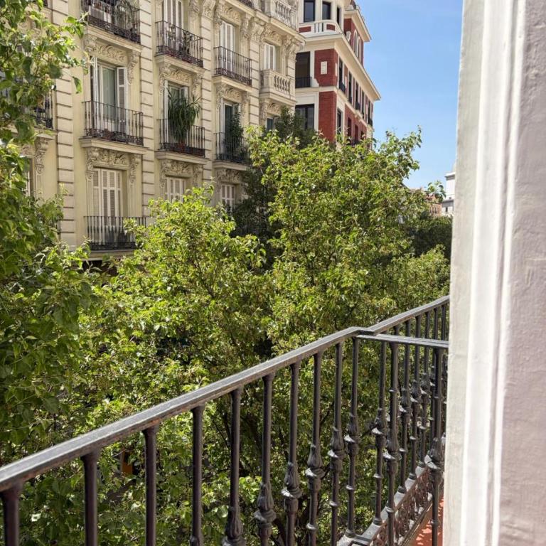 Hostal Arenal Madrid - Camera Tripla con Balcone - 9