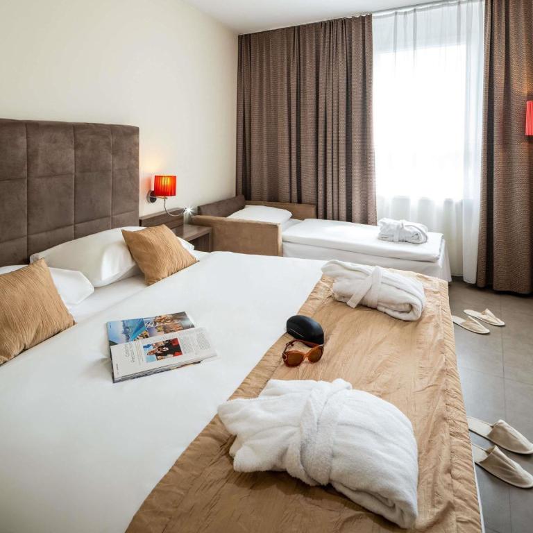 Hotel Mercure Graz City - Privilege Zimmer mit einem Doppelbett und einem Sofa - 4