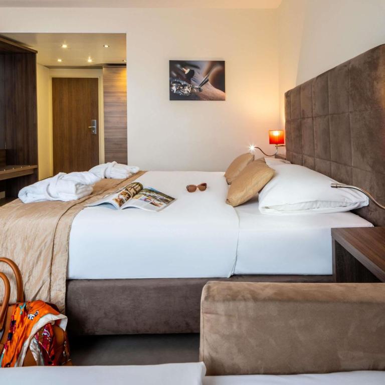 Hotel Mercure Graz City - Privilege Zimmer mit einem Doppelbett und einem Sofa - 3