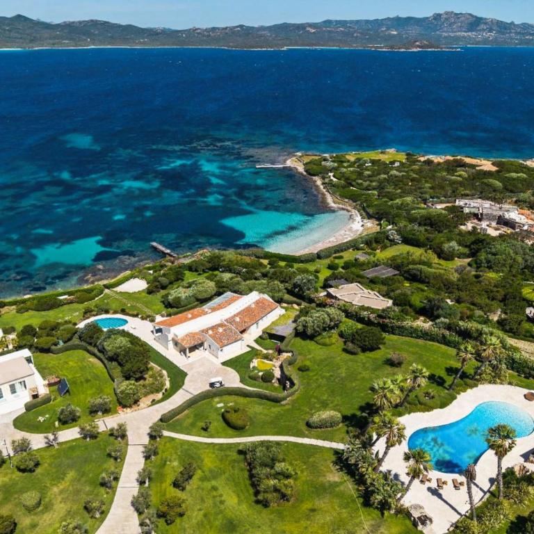 Exclusive Waterfront Villa with Private Dock & Direct Sea Access - Villa - 14