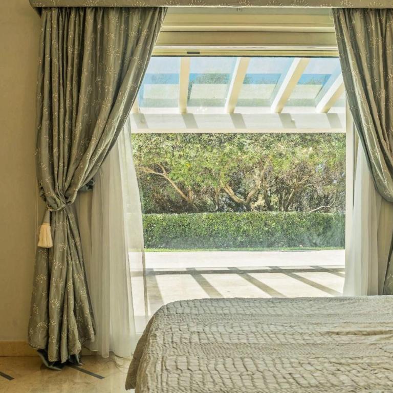 Exclusive Waterfront Villa with Private Dock & Direct Sea Access - Villa - 39