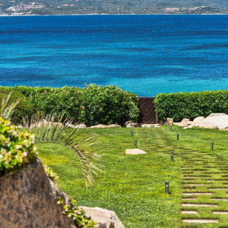 Exclusive Waterfront Villa with Private Dock & Direct Sea Access - Villa - 33