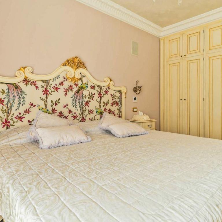 Exclusive Waterfront Villa with Private Dock & Direct Sea Access - Villa - 40