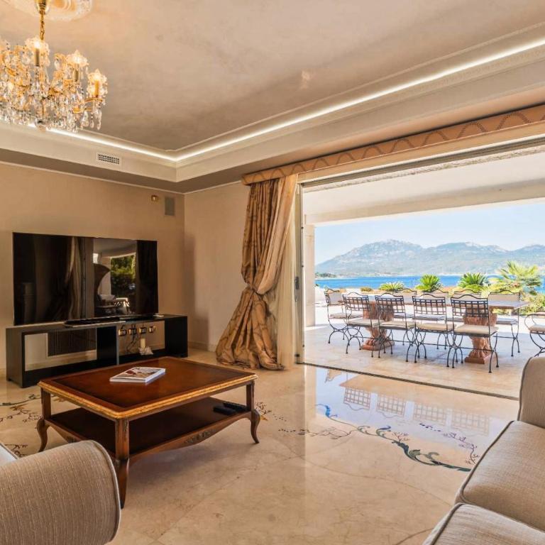 Exclusive Waterfront Villa with Private Dock & Direct Sea Access - Villa - 41