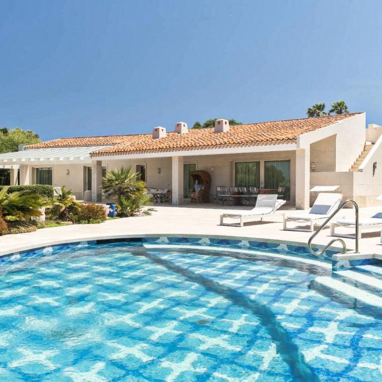 Exclusive Waterfront Villa with Private Dock & Direct Sea Access - Villa - 27