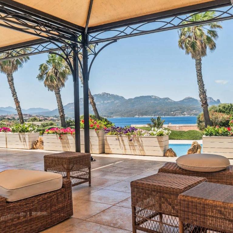 Exclusive Waterfront Villa with Private Dock & Direct Sea Access - Villa - 34