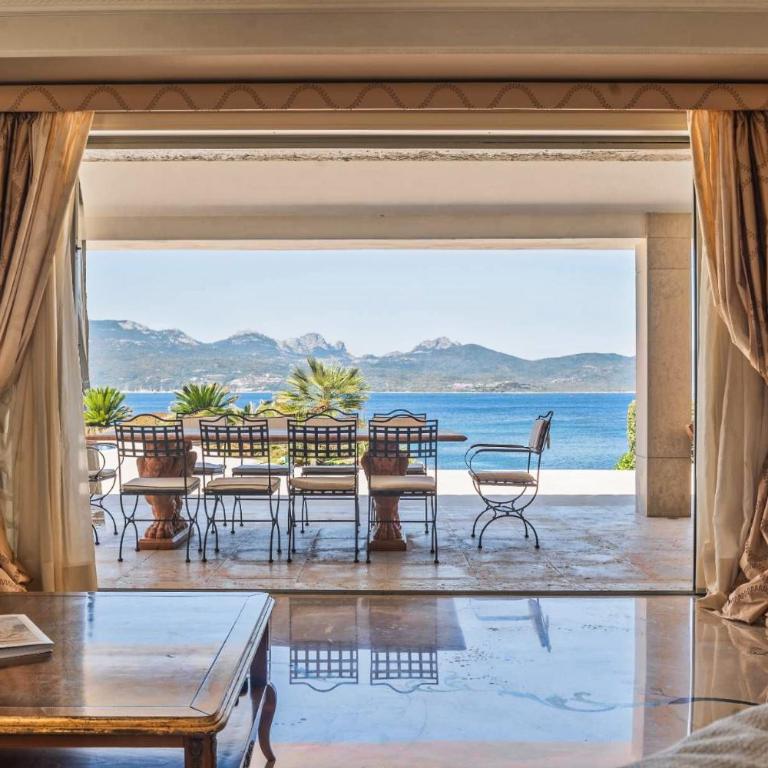 Exclusive Waterfront Villa with Private Dock & Direct Sea Access - Villa - 43