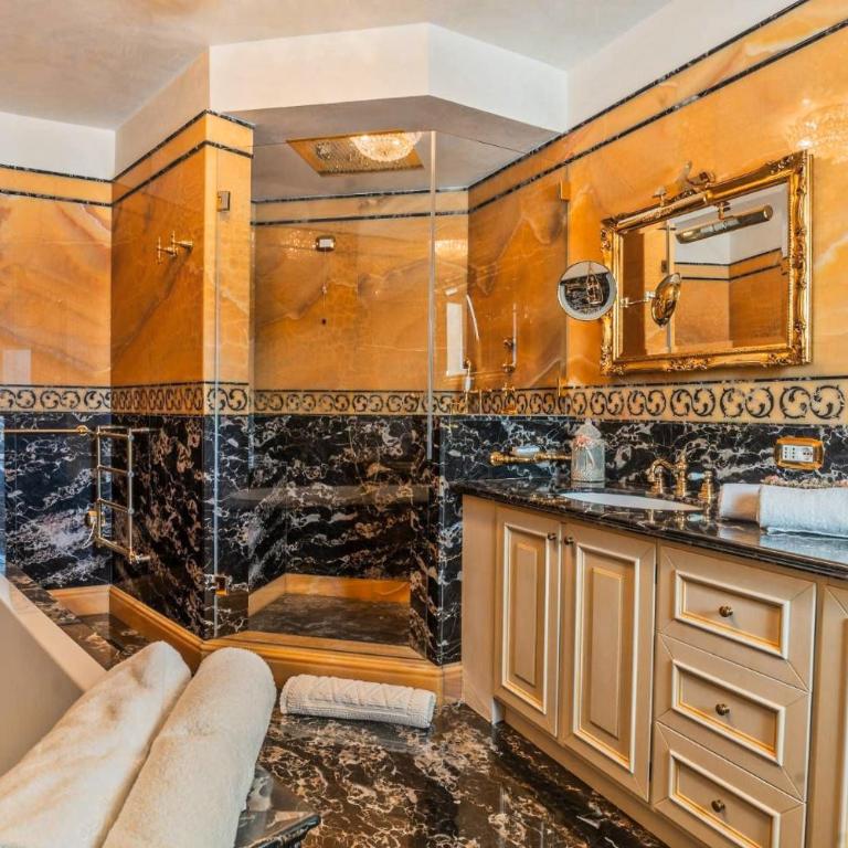 Exclusive Waterfront Villa with Private Dock & Direct Sea Access - Villa - 45