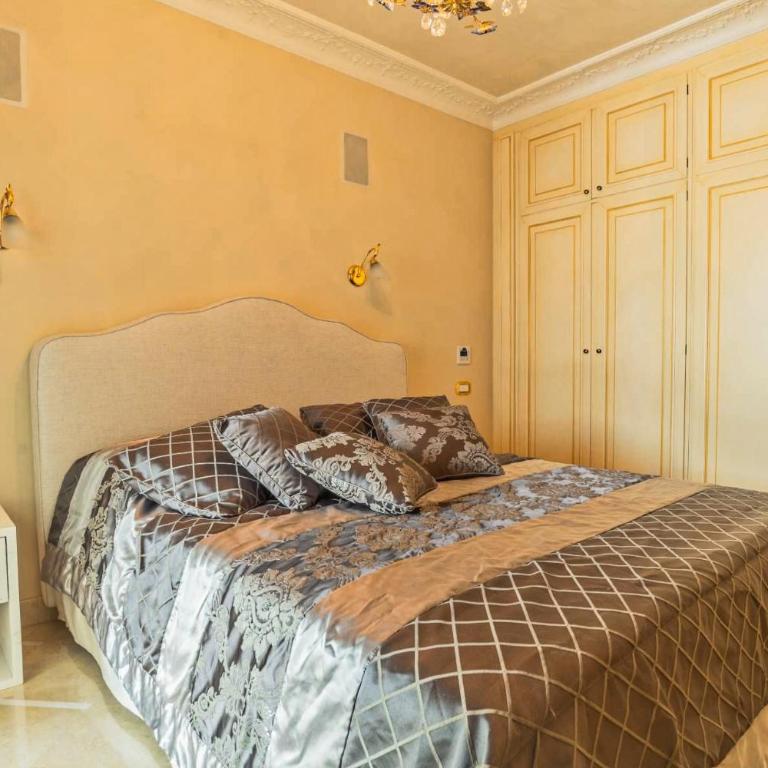 Exclusive Waterfront Villa with Private Dock & Direct Sea Access - Villa - 46