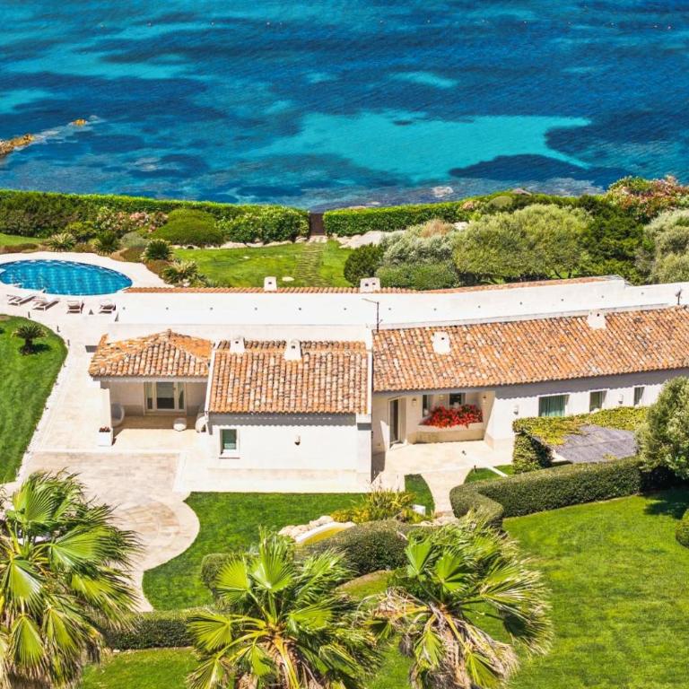 Exclusive Waterfront Villa with Private Dock & Direct Sea Access - Villa - 24