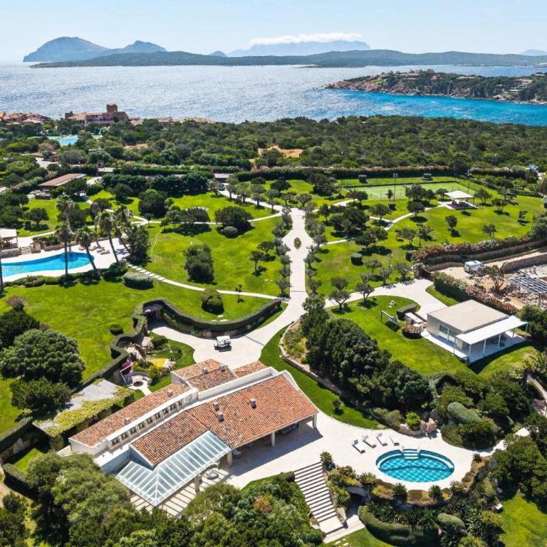 Exclusive Waterfront Villa with Private Dock & Direct Sea Access - Villa - 10