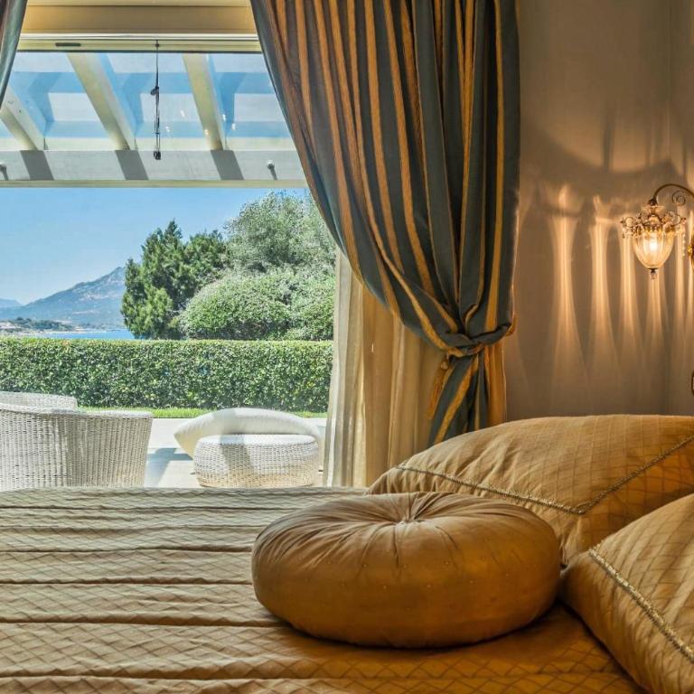 Exclusive Waterfront Villa with Private Dock & Direct Sea Access - Villa - 49