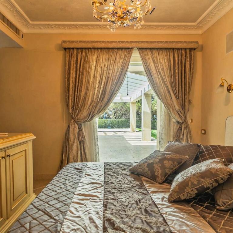 Exclusive Waterfront Villa with Private Dock & Direct Sea Access - Villa - 50