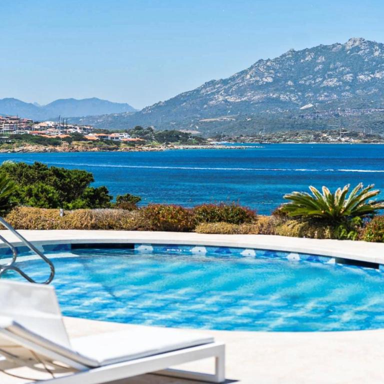 Exclusive Waterfront Villa with Private Dock & Direct Sea Access - Villa - 26