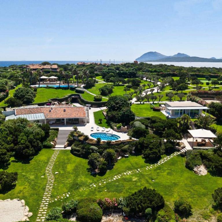 Exclusive Waterfront Villa with Private Dock & Direct Sea Access - Villa - 22