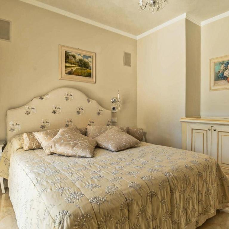 Exclusive Waterfront Villa with Private Dock & Direct Sea Access - Villa - 55