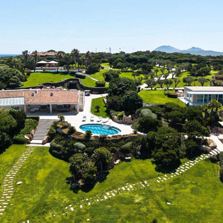 Exclusive Waterfront Villa with Private Dock & Direct Sea Access - Villa - 23