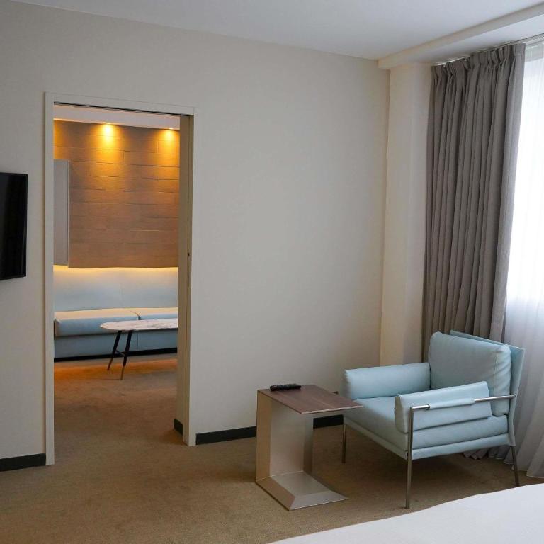 Pullman Paris Tour Eiffel - Suite Familiale Junior avec Lit King-Size et Canapé-Lit - 9