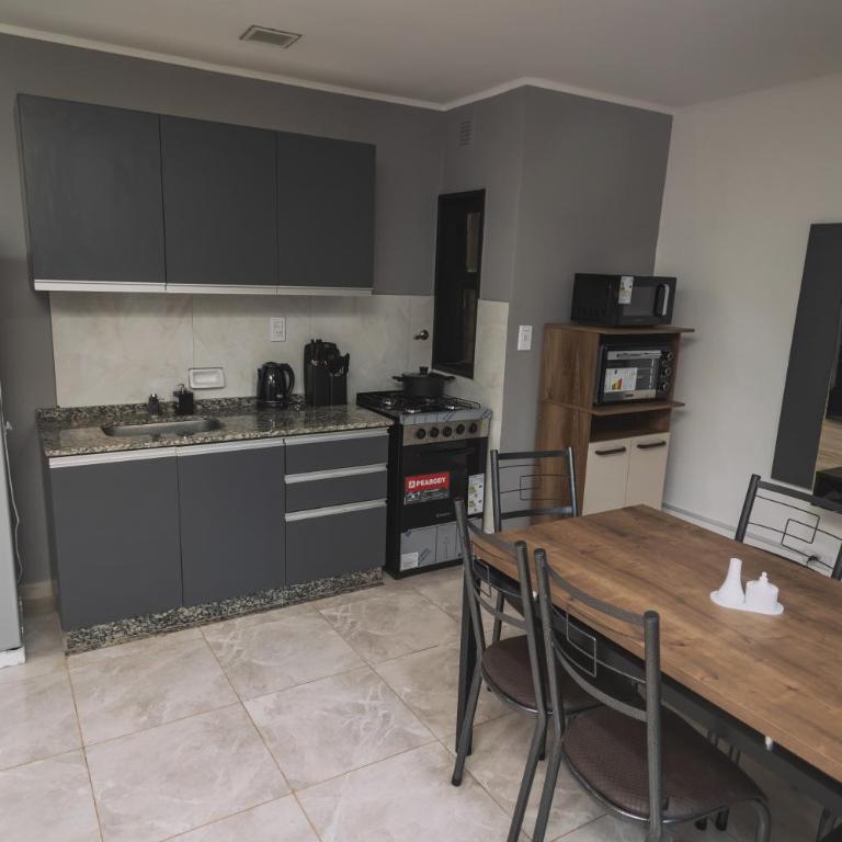 NUEVO Alojamiento con Pileta, Parrilla y Estacionamiento en Puerto Iguazú - Two-Bedroom House - 15