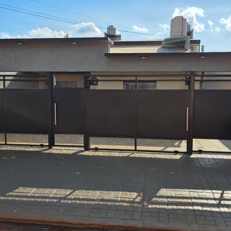 NUEVO Alojamiento con Pileta, Parrilla y Estacionamiento en Puerto Iguazú - Two-Bedroom House - 24