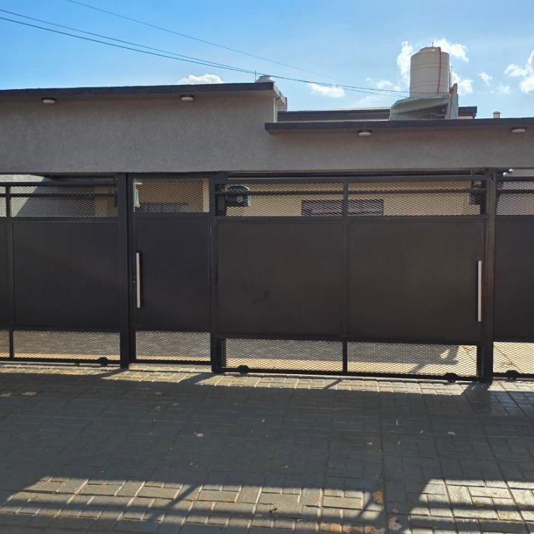 NUEVO Alojamiento con Pileta, Parrilla y Estacionamiento en Puerto Iguazú - Two-Bedroom House - 23