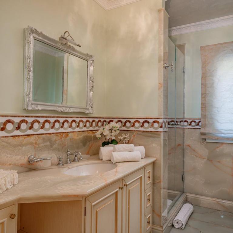 Exclusive Waterfront Villa with Private Dock & Direct Sea Access - Villa - 59