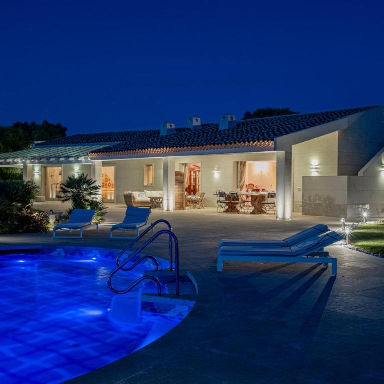 Exclusive Waterfront Villa with Private Dock & Direct Sea Access - Villa - 18