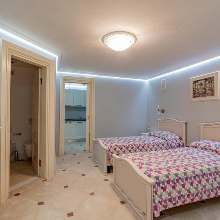 Exclusive Waterfront Villa with Private Dock & Direct Sea Access - Villa - 70