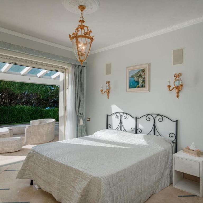 Exclusive Waterfront Villa with Private Dock & Direct Sea Access - Villa - 73
