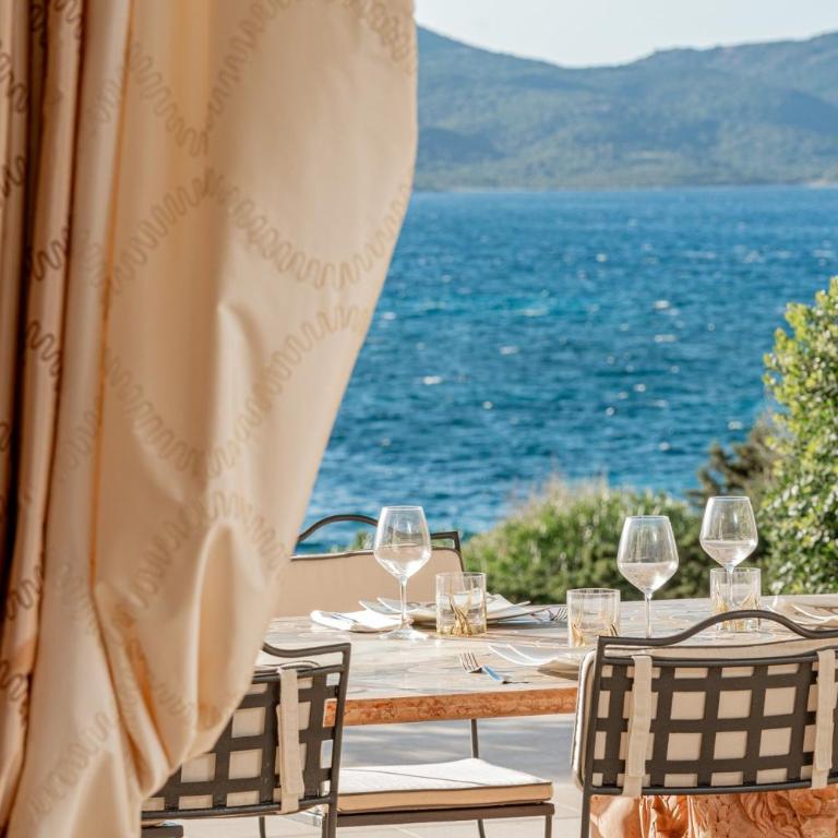 Exclusive Waterfront Villa with Private Dock & Direct Sea Access - Villa - 76