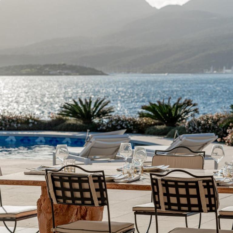 Exclusive Waterfront Villa with Private Dock & Direct Sea Access - Villa - 71