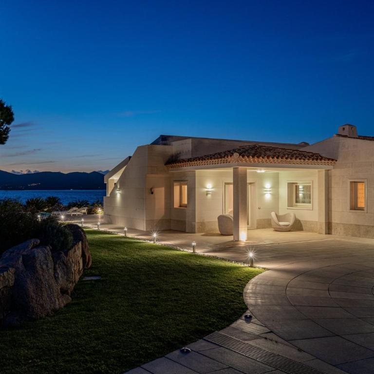 Exclusive Waterfront Villa with Private Dock & Direct Sea Access - Villa - 75