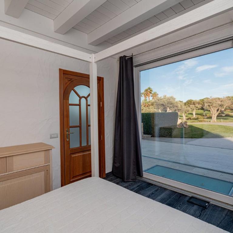 Exclusive Waterfront Villa with Private Dock & Direct Sea Access - Villa - 74