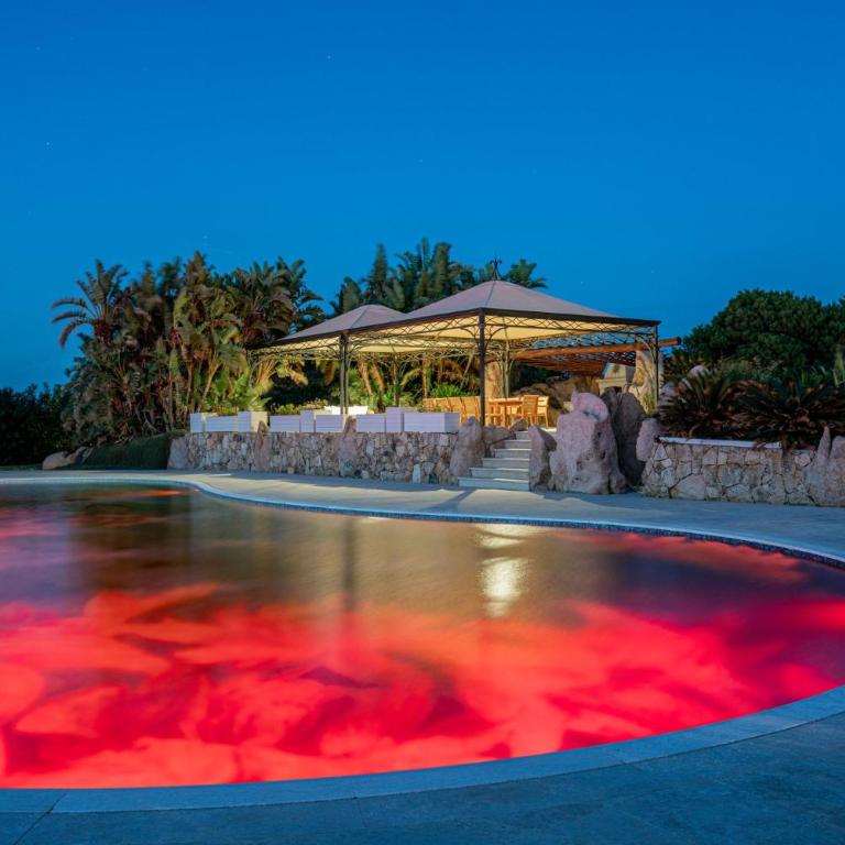 Exclusive Waterfront Villa with Private Dock & Direct Sea Access - Villa - 17