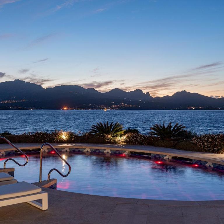 Exclusive Waterfront Villa with Private Dock & Direct Sea Access - Villa - 1