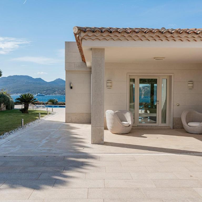 Exclusive Waterfront Villa with Private Dock & Direct Sea Access - Villa - 92