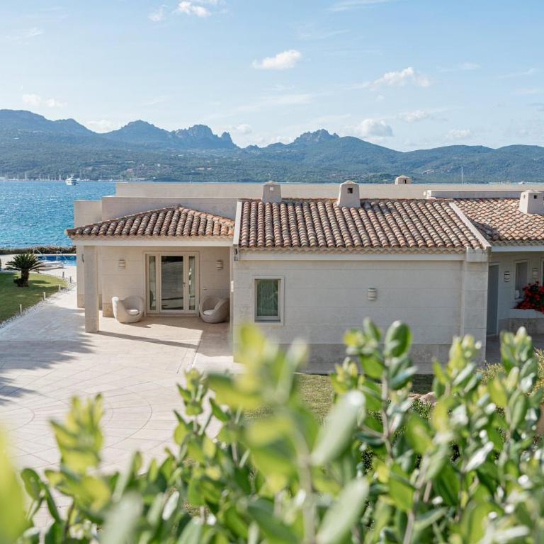 Exclusive Waterfront Villa with Private Dock & Direct Sea Access - Villa - 93