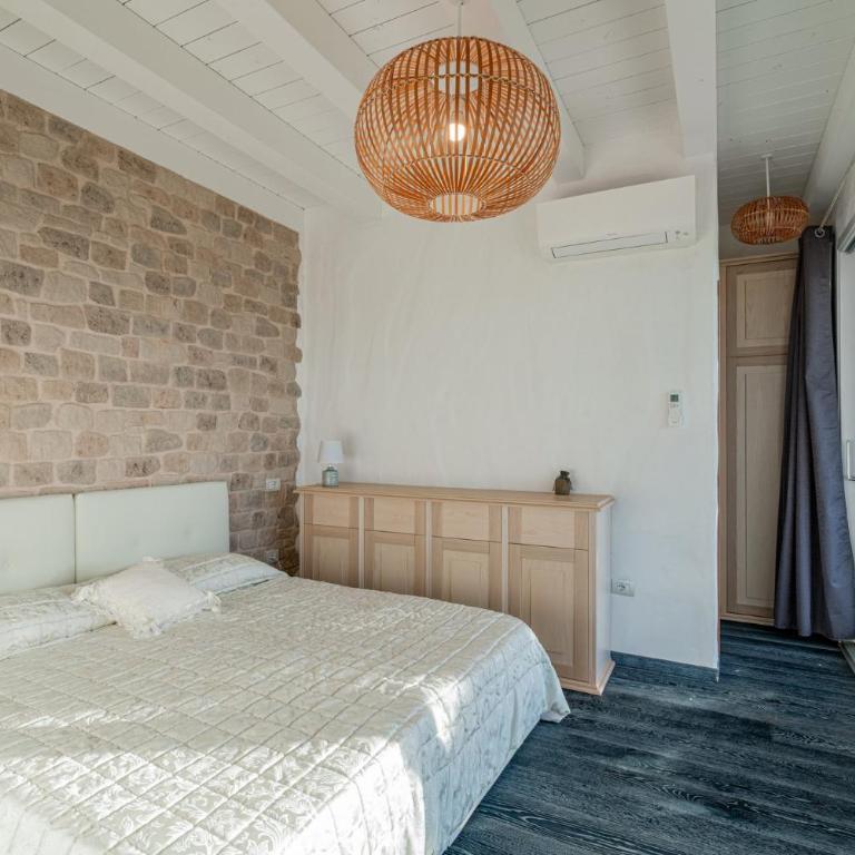 Exclusive Waterfront Villa with Private Dock & Direct Sea Access - Villa - 94