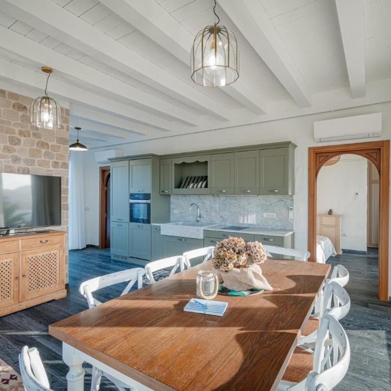 Exclusive Waterfront Villa with Private Dock & Direct Sea Access - Villa - 95