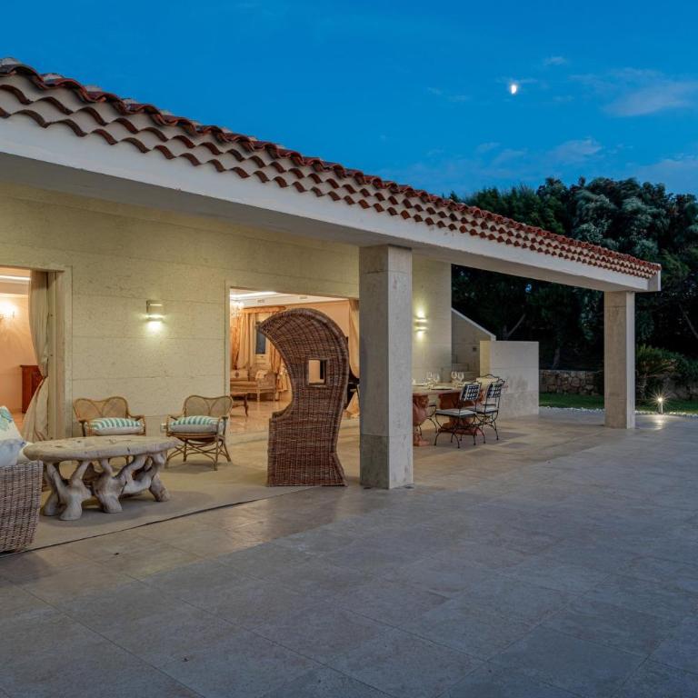 Exclusive Waterfront Villa with Private Dock & Direct Sea Access - Villa - 98