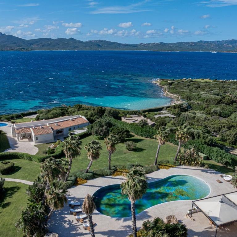 Exclusive Waterfront Villa with Private Dock & Direct Sea Access - Villa - 6