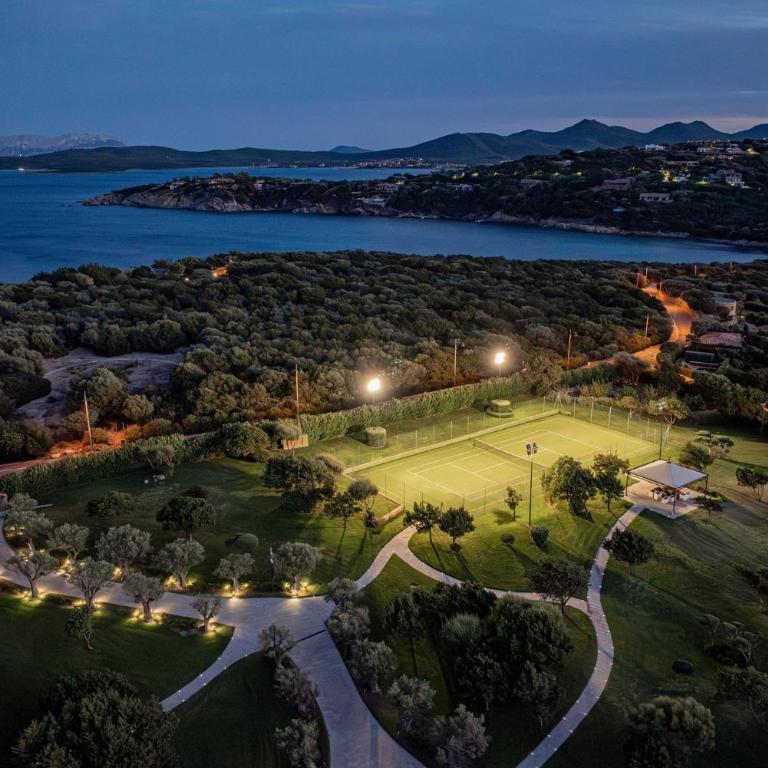 Exclusive Waterfront Villa with Private Dock & Direct Sea Access - Villa - 20