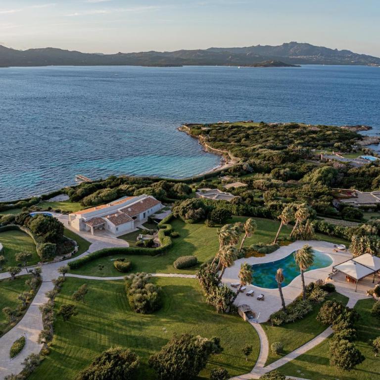 Exclusive Waterfront Villa with Private Dock & Direct Sea Access - Villa - 4