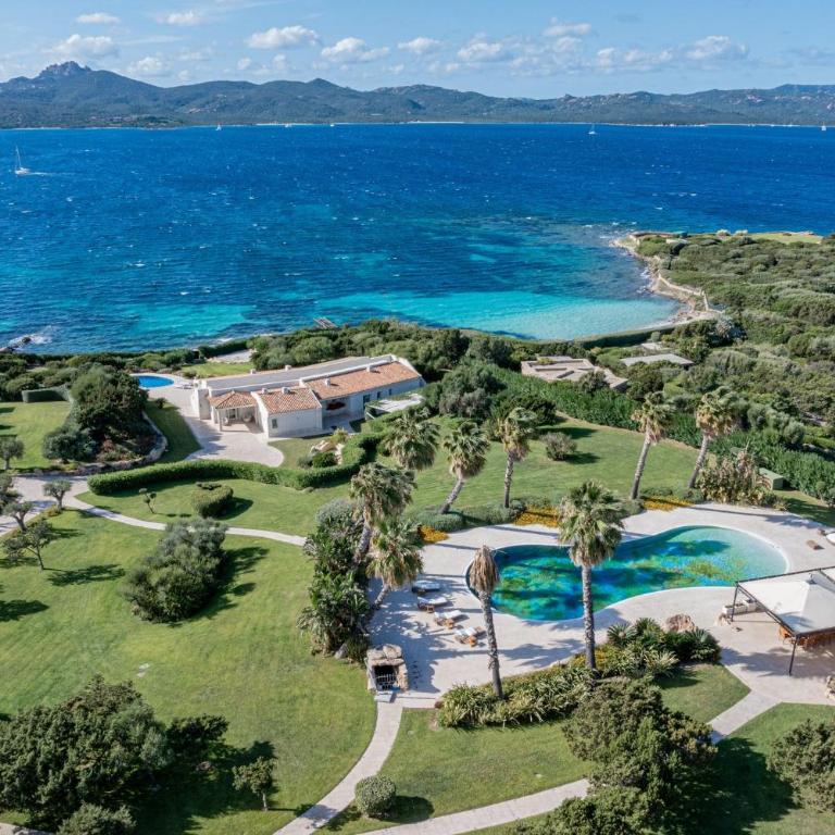 Exclusive Waterfront Villa with Private Dock & Direct Sea Access - Villa - 8