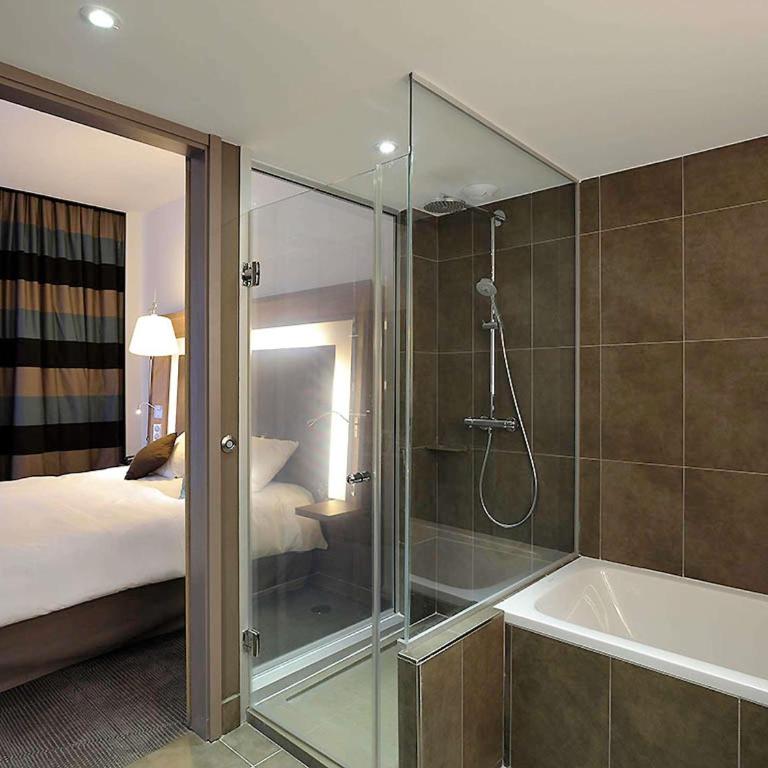 Novotel Avignon Centre - Executive Suite with One Double Bed and Two Single Beds - 1