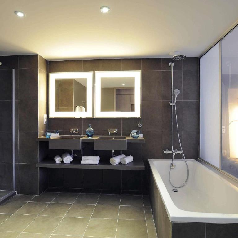 Novotel Avignon Centre - Standard Suite with One double bed and Two sofa beds - 1